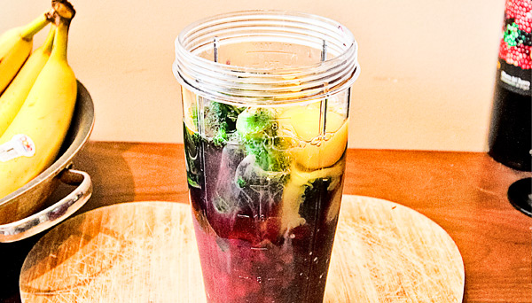 A photo of a smoothie that can be used to gain weight and build muscle while bulking.