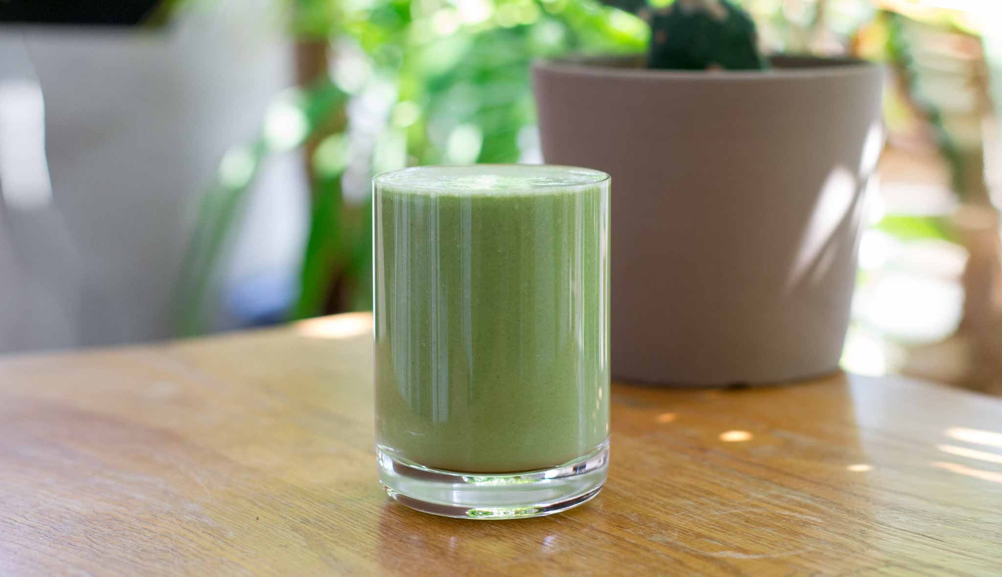 Photo of a high-calorie green bulking smoothie.