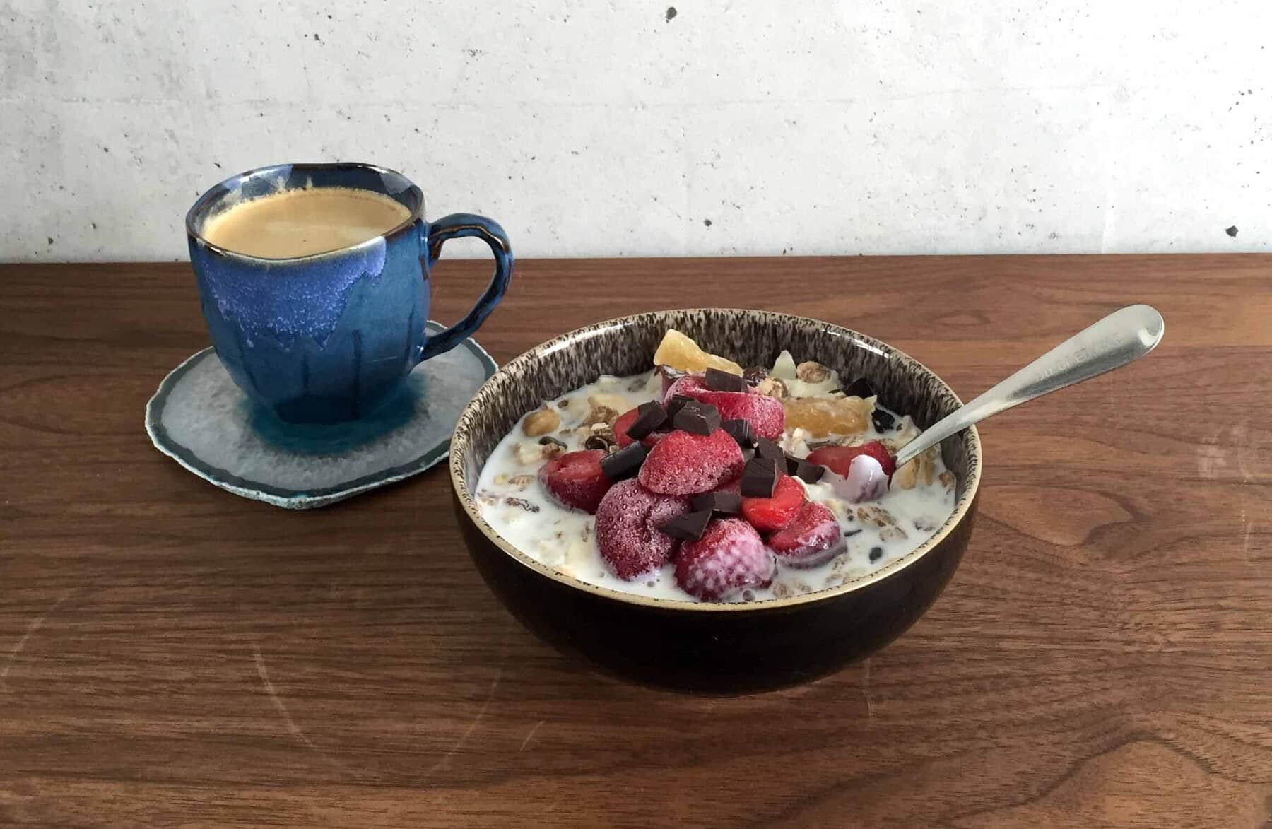 Photo of a bowl of high-calorie bulking breakfast cereal.