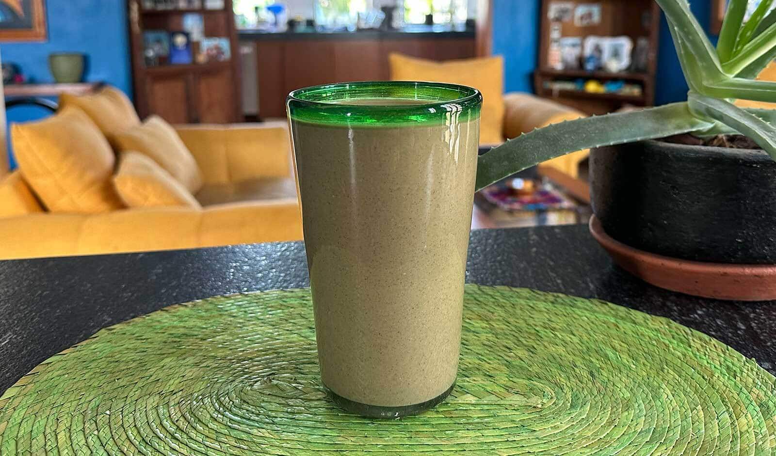 Photo of an easy and healthy bulking breakfast smoothie.